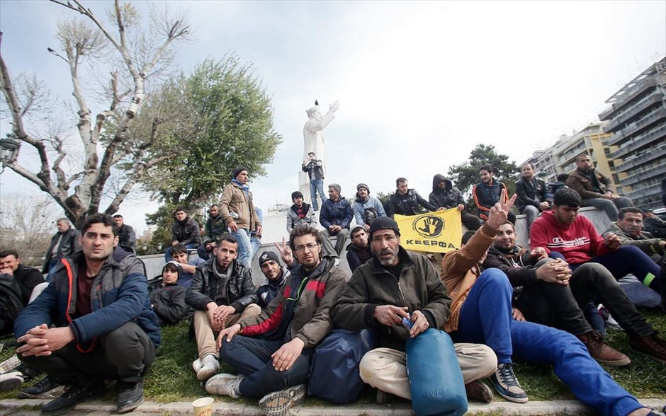 Θεσσαλονίκη: Διαμαρτυρία προσφύγων - μεταναστών στην πλατεία Αριστοτέλους. Στο άγαλμα του Βενιζέλου, στην πλατεία Αριστοτέλους, συνεχίζουν τη διαμαρτυρία τους&nbsp;οι πρόσφυγες και μετανάστες, οι οποίοι νωρίτερα ξεκίνησαν πορεία από το Κέντρο Φιλοξενίας των Διαβατών, μέσω των οδών Μοναστηρίου και Εγνατίας.&nbsp; Κρατούν πανό στο οποίο αναγράφεται: «Στρατόπεδα συγκέντρωσης ποτέ και πουθενά. Άσυλο και στέγη στους πρόσφυγες. Στη φυλακή οι φασίστες. Εργάτες ενωμένοι ποτέ νικημένοι. ΚΕΕΡΦΑ». Στόχος τους, όπως λένε οι ίδιοι, είναι να παραμείνουν εκεί για μία με δύο μέρες.