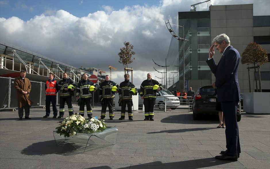 Στις Βρυξέλλες ο Τζον Κέρι. Ο υπουργός Εξωτερικών των ΗΠΑ Τζον Κέρι καταθέτει στεφάνι, κατά τη διάρκεια τελετής στη μνήμη των θυμάτων των τρομοκρατικών επιθέσεων στις Βρυξέλλες, στο αεροδρόμιο των Βρυξελλών. «Είμαι Βρυξελλιώτης» δήλωσε ο Τζον Κέρι κατά τη διάρκεια κοινής συνέντευξης Τύπου με τον Βέλγο πρωθυπουργό Σαρλ Μισέλ. Ο κ. Κέρι εξέφρασε τα συλλυπητήρια του και προσέφερε τη βοήθεια των ΗΠΑ στον αγώνα κατά της τρομοκρατίας μετά τις πολύνεκρες επιθέσεις την περασμένη Τρίτη στις Βρυξέλλες. Ο Κέρι, ο οποίες επέστρεφε στην Ουάσιγκτον μετά από συνομιλίες στη Μόσχα, επέλεξε να κάνει μια στάση στο Βέλγιο για να εκφράσει την αλληλεγγύη του μετά τα τρομοκρατικά χτυπήματα στις Βρυξέλλες.