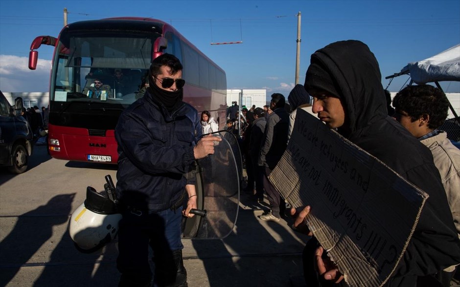 Ξεκίνησε η προσπάθεια εκκένωσης της Ειδομένης. Πρόσφυγες και μετανάστες που διαμαρτύρονται εδώ και μέρες στις γραμμές του τρένου προσπαθούν με συνθήματα να πείσουν αυτούς που φεύγουν να παραμείνουν στο καταυλισμό της Ειδομένης. Ξεκίνησε από το πρωί η προσπάθεια εκκένωσης της Ειδομένης με τα λεωφορεία να βρίσκονται στην περιοχή προκειμένου να παραλάβουν πρόσφυγες και μετανάστες που θέλουν να μεταφερθούν σε οργανωμένα κέντρα προσωρινής διαμονής. Παράλληλα οι αρχές και&nbsp;οι&nbsp;εργαζόμενοι στην Ύπατη Αρμοστεία του ΟΗΕ ενημερώνουν και καταγραφούν όσους ενδιαφέρονται να εγκαταλείψουν το χώρο.