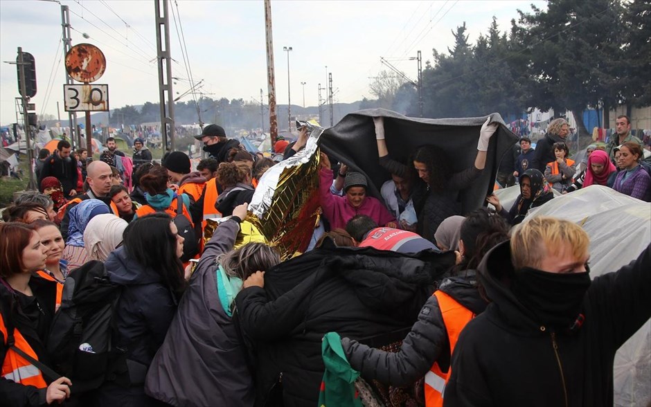 Κοριτσάκι γεννήθηκε σε σκηνή στην Ειδομένη. Ένα κοριτσάκι γεννήθηκε το Σάββατο σε σκηνή στον καταυλισμό της Ειδομένης, στην ουδέτερη ζώνη Ελλάδας&nbsp; - ΠΓΔΜ. Η 24χρονη μητέρα, η Φουλ - όνομα λουλουδιού, όπως εξηγούσαν συγγενείς της λίγο μετά τον τοκετό - γέννησε την τρίτη της κόρη. Στο σημείο έσπευσαν οι Γιατροί του Κόσμου, ενώ μητέρα και βρέφος διακομίστηκαν στη συνέχεια στο νοσοκομείο.