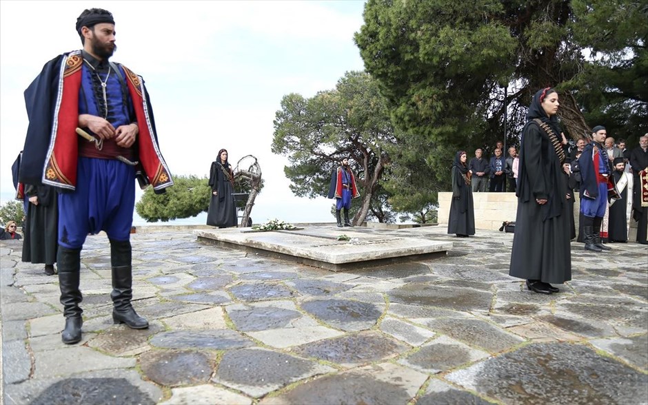 Χανιά: Ετήσιο πολιτικό μνημόσυνο των Ελευθέριου και Σοφοκλή Βενιζέλου. Στο Ακρωτήρι Χανίων τελέστηκε το&nbsp;ετήσιο πολιτικό μνημόσυνο των Ελευθερίου και Σοφοκλή Βενιζέλου που συνέπεσε με την επέτειο των 80 χρόνων από το θάνατο του Ελευθερίου Βενιζέλου. Σύντομο χαιρετισμό στην εκδήλωση, στην οποία παρέστησαν όλοι οι εκπρόσωποι των Αρχών της Κρήτης, απεύθυνε ο πρεσβευτής της Κύπρου στην Αθήνα τονίζοντας τους ισχυρούς δεσμούς και τους αγώνες της Κύπρου και της Κρήτης.