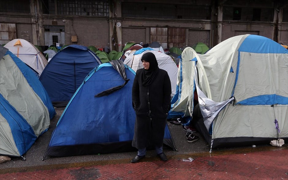 Περισσότεροι από 5.000 οι πρόσφυγες και μετανάστες στον Πειραιά. Σε περίπου 5.330 ανέρχονται οι μετανάστες και πρόσφυγες οι οποίοι βρίσκονται, σύμφωνα με την τελευταία καταμέτρηση, στο λιμάνι του Πειραιά, ενώ την Κυριακή δεν καταγράφηκαν αφίξεις με πλοία από τα νησιά του Αιγαίου.
