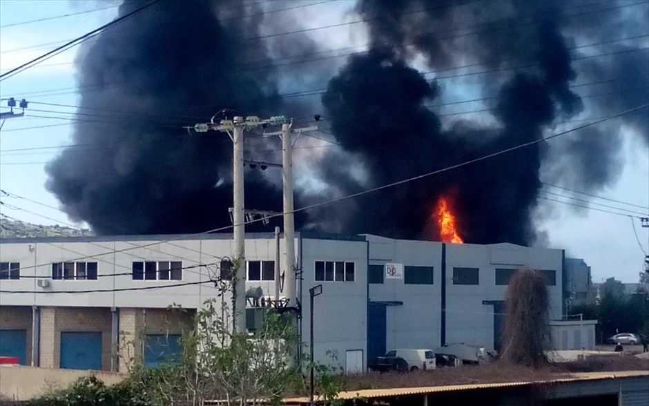 Φωτιά σε βιομηχανία χρωμάτων στον Ασπρόπυργο. 