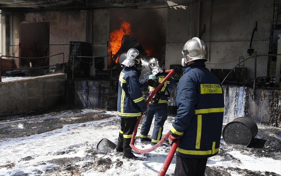Πυρκαγιά σε βιομηχανία χρωμάτων στον Ασπρόπυργο. 
