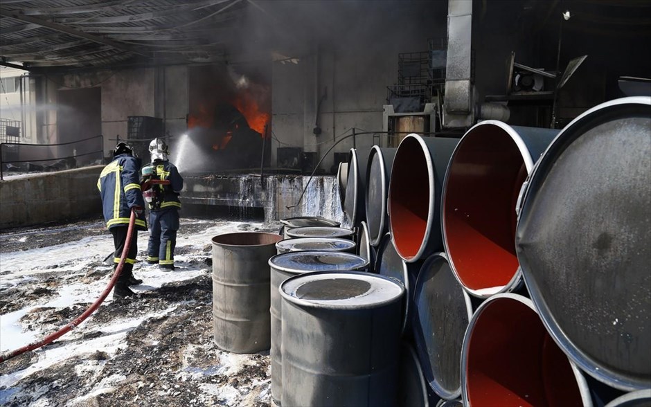 Πυρκαγιά σε βιομηχανία χρωμάτων στον Ασπρόπυργο. 