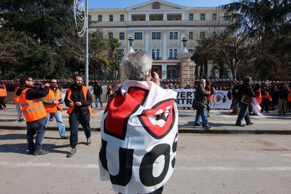 Παράσταση διαμαρτυρίας για τα κλειστά σύνορα από Ιταλούς ακτιβιστές. Ιταλοί ακτιβιστές κρατώντας πανό, φορώντας πορτοκαλί γιλέκα και φωνάζοντας συνθήματα πραγματοποιούν παράσταση διαμαρτυρίας, έξω απο το υπουργείο Μακεδονίας-Θράκης, για τα κλειστά σύνορα που διατηρούν ευρωπαϊκές χώρες και εκφράζουν την αλληλεγγύη τους στους πρόσφυγες και μετανάστες που βρίσκονται στην χώρα.