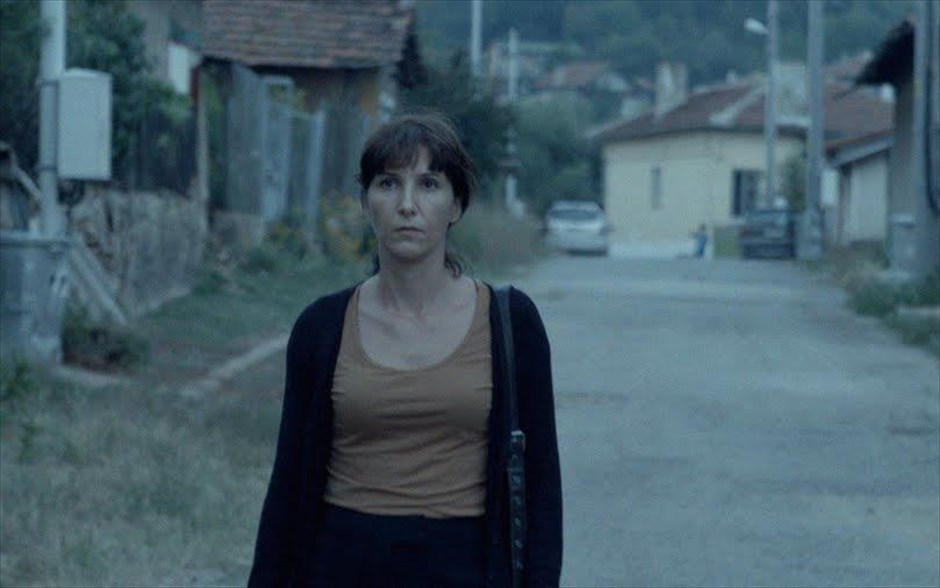 «Το μάθημα». Η ταινία, «Το μάθημα», εκτυλίσσεται σε μία μικρή πόλη της Βουλγαρίας, όπου μια νεαρή καθηγήτρια ψάχνει τον κλέφτη στην τάξη της, για να του δώσει ένα μάθημα για το σωστό και το λάθος. Όταν θα πνιγεί στα χρέη και θα απειληθεί ακόμα και η ζωή του παιδιού της, θα τηρήσει αυτό που η ίδια δίδαξε;