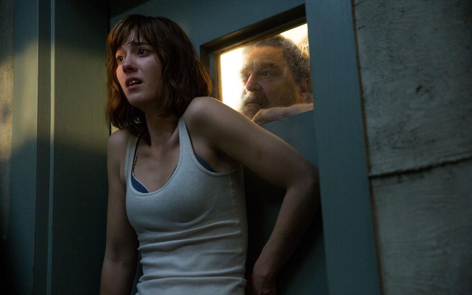  «10 Cloverfield Lane». «10 Cloverfield Lane»: Μια νεαρή κοπέλα, ξυπνώντας μετά από ένα αυτοκινητικό ατύχημα, βρίσκεται στο υπόγειο ενός ανθρώπου, ο οποίος ισχυρίζεται ότι την έσωσε από μια χημική επίθεση, που έκανε ένα τέρας. Είναι αλήθεια αυτό ή όχι;