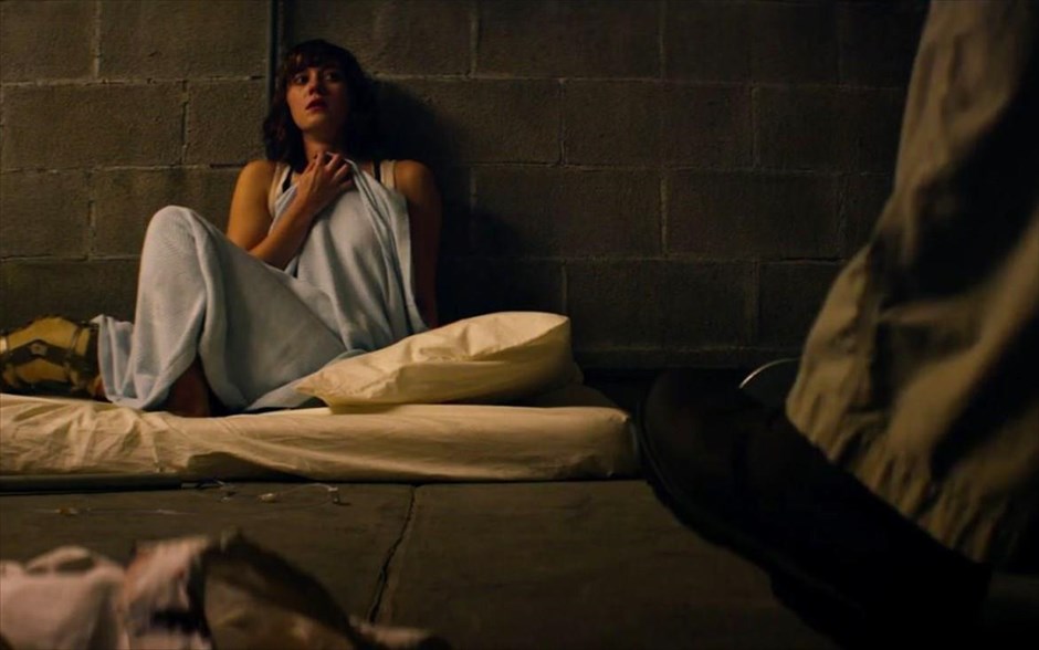  «10 Cloverfield Lane». «10 Cloverfield Lane»: Μια νεαρή κοπέλα, ξυπνώντας μετά από ένα αυτοκινητικό ατύχημα, βρίσκεται στο υπόγειο ενός ανθρώπου, ο οποίος ισχυρίζεται ότι την έσωσε από μια χημική επίθεση, που έκανε ένα τέρας. Είναι αλήθεια αυτό ή όχι;