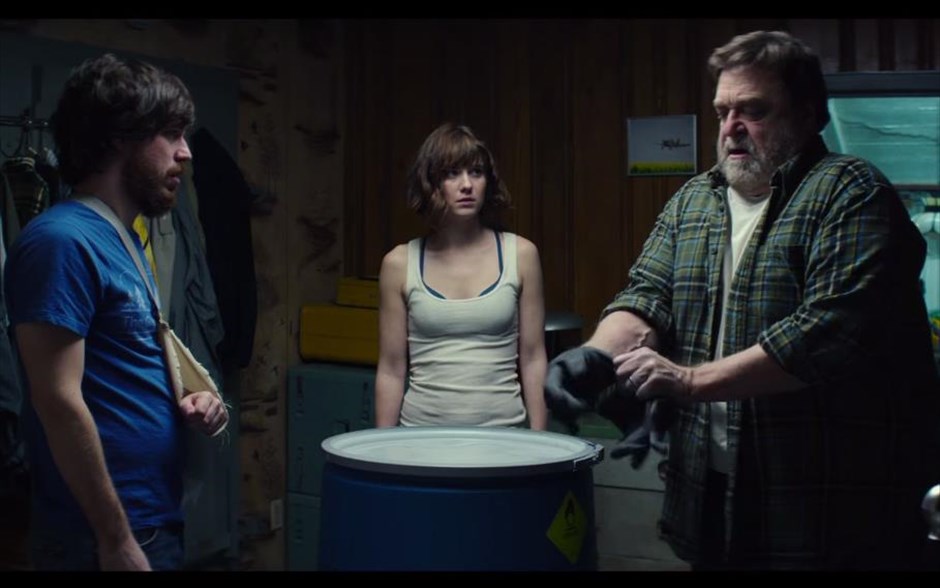  «10 Cloverfield Lane». «10 Cloverfield Lane»: Μια νεαρή κοπέλα, ξυπνώντας μετά από ένα αυτοκινητικό ατύχημα, βρίσκεται στο υπόγειο ενός ανθρώπου, ο οποίος ισχυρίζεται ότι την έσωσε από μια χημική επίθεση, που έκανε ένα τέρας. Είναι αλήθεια αυτό ή όχι;