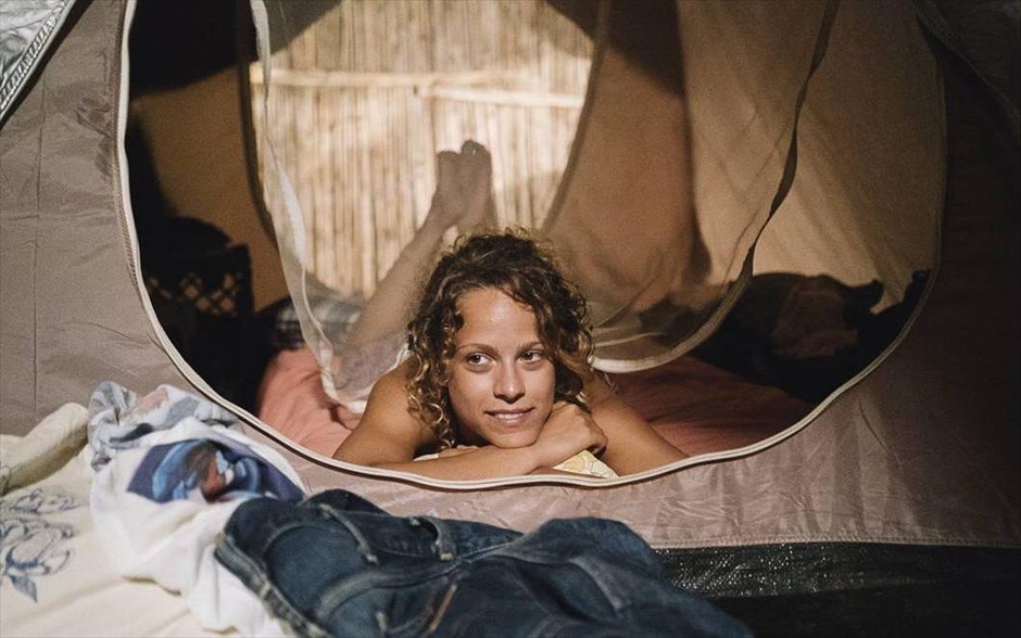 «Suntan». Στην αισθηματική κομεντί του Αργύρη Παπαδημητρόπουλου, «Suntan», ένας εσωστρεφής και μοναχικός γιατρός πηγαίνει στην Αντίπαρο, για να αναλάβει την τοπική κλινική. Η ήρεμη ζωή του ανατρέπεται βίαια από μια ξέφρενη ομάδα τουριστών και από τον έρωτα.