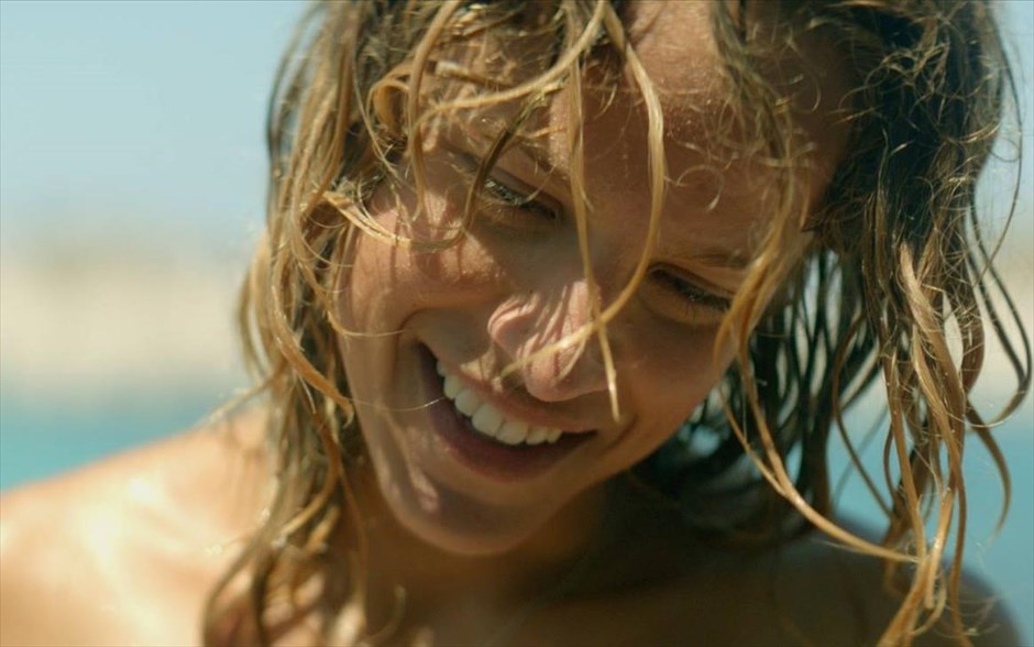 «Suntan». Στην αισθηματική κομεντί του Αργύρη Παπαδημητρόπουλου, «Suntan», ένας εσωστρεφής και μοναχικός γιατρός πηγαίνει στην Αντίπαρο, για να αναλάβει την τοπική κλινική.