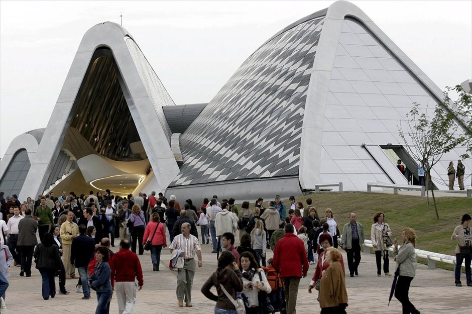 Το έργο της Ζάχα Χαντίντ. Η γέφυρα Pavilion στη Σαραγόσα.
