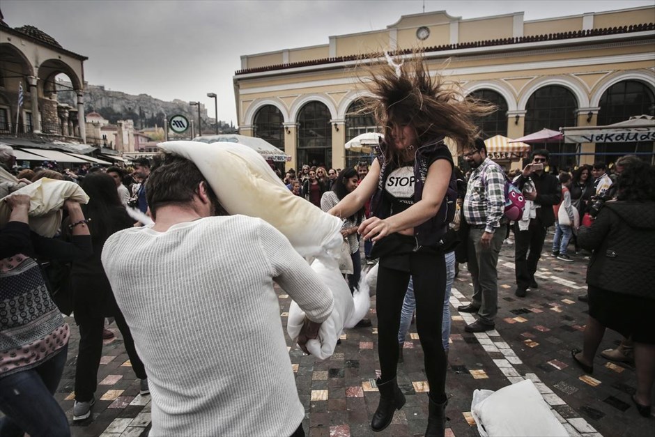 Μαξιλαροπόλεμος στο κέντρο της Αθήνας. Σε μαξιλαροπόλεμο επιδόθηκαν νεαροί κάτοικοι σε Αθήνα και Θεσσαλονίκη, οι οποίοι συγκεντρώθηκαν στις πλατείες Μοναστηρακίου (φωτογραφία)&nbsp;και&nbsp;Αριστοτέλους&nbsp;αντίστοιχα&nbsp;με αφορμή τη σημερινή «παγκόσμια ημέρα μαξιλαροπόλεμου».