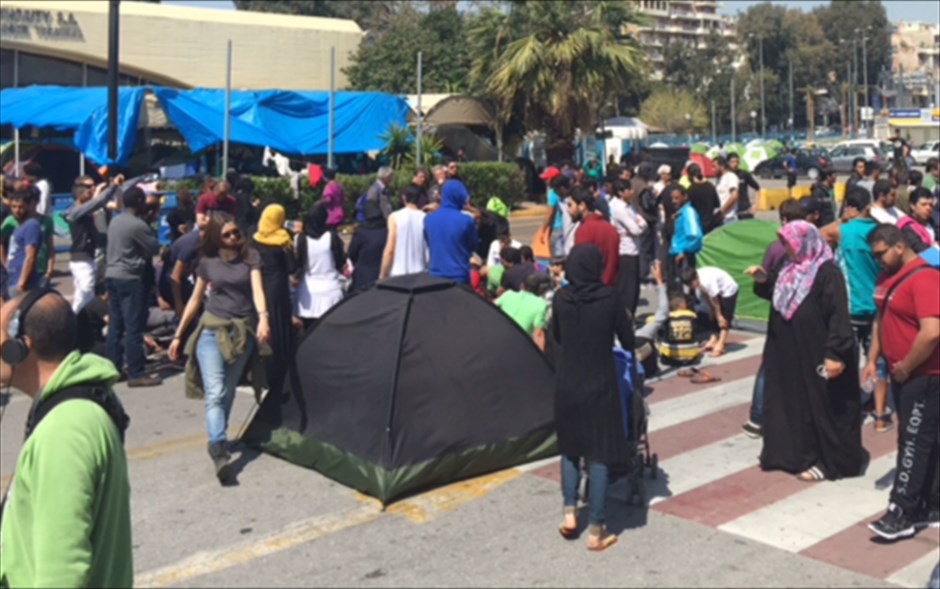 Χάος στον Πειραιά - ανυποχώρητοι οι πρόσφυγες. 