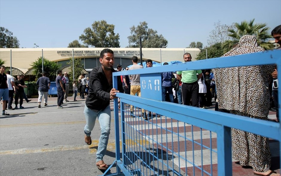 Ένταση στο λιμάνι του Πειραιά - Πρόσφυγες. 