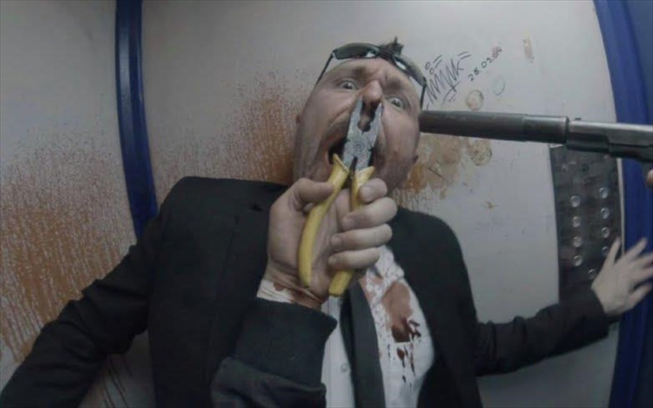 «Hardcore Henry». «Hardcore Henry» : Στην - γυρισμένη εξ ολοκλήρου μέσα από τα μάτια του ήρωά της - περιπέτεια επιστημονικής φαντασίας του Ρώσου σκηνοθέτη Ίλια Ναϊσούλερ ένας άνδρας δεν θυμάται απολύτως τίποτα. Η γυναίκα του τον έσωσε τελευταία στιγμή από τον θάνατο, ενώ, πρακτικά, ήταν ήδη νεκρός! Μόλις του έχει πει το όνομά του, όταν κάποιοι τον πυροβολούν και την απαγάγουν.