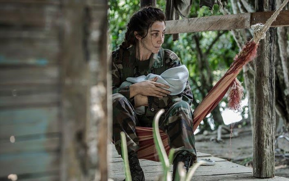 «Αλίας Μαρία». «Αλίας Μαρία»: Στη δεύτερη μεγάλου μήκους ταινία του, ο Κολομβιανός σκηνοθέτης Χοσέ Λουίς Ρουχέλες αποτυπώνει ωμά τη σκληρή πραγματικότητα μιας ολόκληρης χώρας, που πασχίζει να βρει την ανθρωπιά της και να ξεφύγει από τον κύκλο της βίας.&nbsp; Αφηγείται την ιστορία μιας 13άχρονης αντάρτισσας, η οποία επωμίζεται,&nbsp; με άλλους τρεις νεαρούς πολεμιστές, την παράτολμη αποστολή να μεταφέρει το νεογέννητο παιδί τού διοικητή της στην ασφάλεια μιας γειτονικής πόλης, περνώντας μέσα από πυκνή ζούγκλα και από τις βίαιες διαμάχες ανάμεσα στους αντάρτες και τις στρατιωτικές δυνάμεις. Όμως, κανείς δεν γνωρίζει το μυστικό που κρύβει η ίδια…