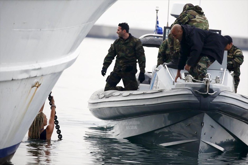 Λέσβος: Αλληλέγγυοι βούτηξαν στη θάλασσα για να εμποδίσουν την επαναπροώθηση μεταναστών. Με επεισοδιακό τρόπο ολοκληρώθηκε στις 8.30 περίπου το πρωί, η πρώτη φάση της δεύτερης επανεισδοχής μεταναστών στην Τουρκία. Τέσσερις αλληλέγγυοι έπεσαν στη θάλασσα και οι τρεις εξ αυτών -κολυμπώντας ανάμεσα από τα σκάφη του Λιμενικού Σώματος- κρεμάστηκαν στην αλυσίδα της άγκυρας του πλοίου «Λέσβος» όπου είχαν επιβιβαστεί 45 Πακιστανοί μετανάστες και οι συνοδοί τους, εμποδίζοντάς το να αναχωρήσει. Με παρέμβαση στελεχών του Λιμενικού Σώματος που επέβαιναν σε φουσκωτό σκάφος, οι τρεις ακτιβιστές συνελήφθησαν και πρόκειται να οδηγηθούν στον εισαγγελέα με την κατηγορία της παρακώλυσης συγκοινωνιών.