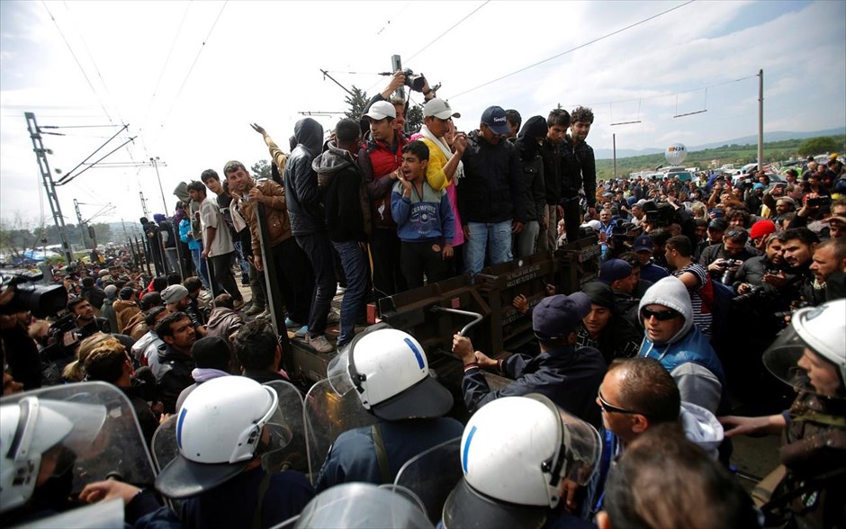Ένταση στον καταυλισμό προσφύγων της Ειδομένης. Τεταμένο κλίμα επικράτησε στον καταυλισμό προσφύγων στην Ειδομένη τη Δευτέρα. Πρόσφυγες και αλληλέγγυοι ανέβηκαν σε ένα παλιό βαγόνι και το έσπρωξαν από τον σιδηροδρομικό σταθμό μέχρι τη διάβαση όπου βρίσκονται παρατεταγμένες κλούβες της αστυνομίας. Οι διαμαρτυρόμενοι σταμάτησαν το βαγόνι λίγο πριν εμβολίσει τις κλούβες της αστυνομίας.