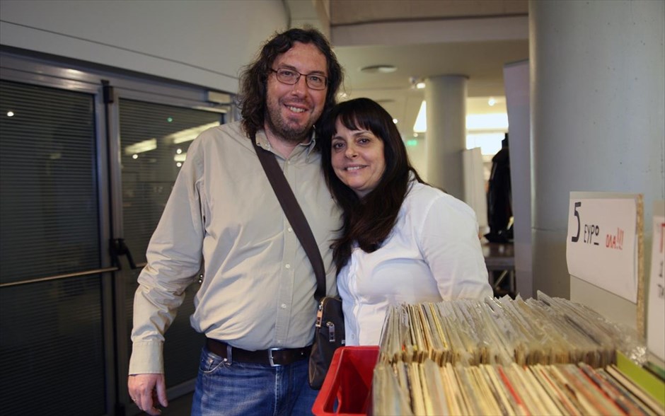 Vinyl is Back: Τα βινύλια επιστρέφουν. Ο υπεύθυνος προβολής και επικοινωνίας του Vinyl Is Back, Γιάννης Αλεξίου, με τη σύζυγό του Έφη, την τελευταία ημέρα του φεστιβάλ Vinyl is Back.