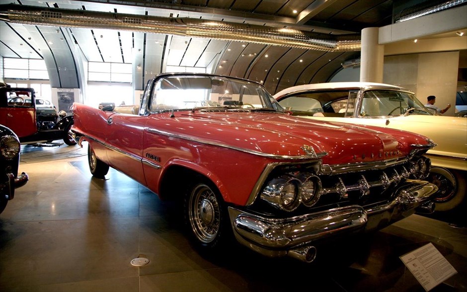 Vinyl is Back: Τα βινύλια επιστρέφουν. Η Chrysler Ιmperial (μοντέλο του 1959) του Ρόμπερτ Πλαντ των Led Ζeppelin.