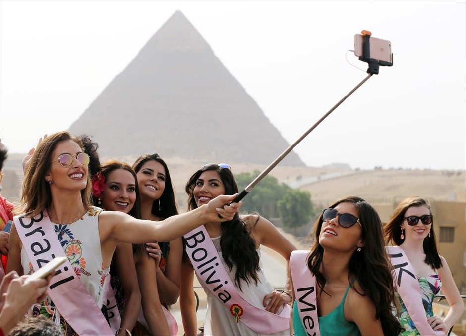 Selfie στο Κάιρο. Υποψήφιες του διαγωνισμού ομορφιάς Miss ECO Universe, βγάζουν φωτογραφία "selfie" μπροστά από τις πυραμίδες, στα περίχωρα του Καϊρου, στην Αίγυπτο.