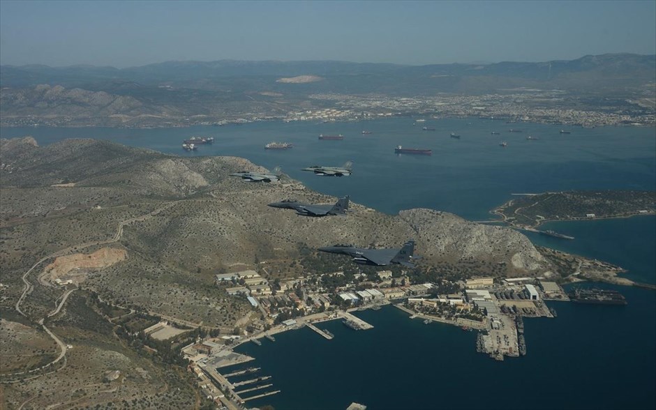 Αεροσκάφη πάνω από την Αθήνα. 