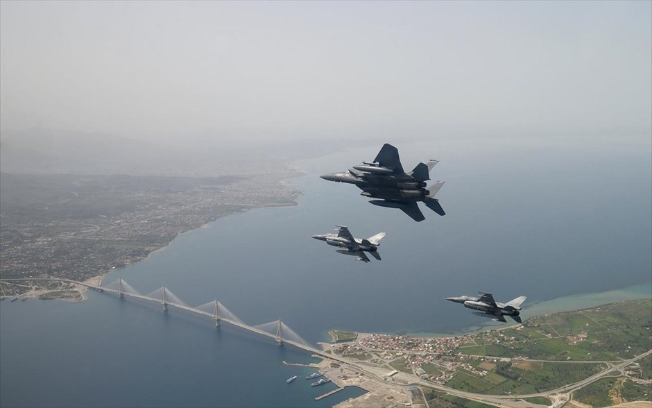 Αεροσκάφη πάνω από την Αθήνα. 
