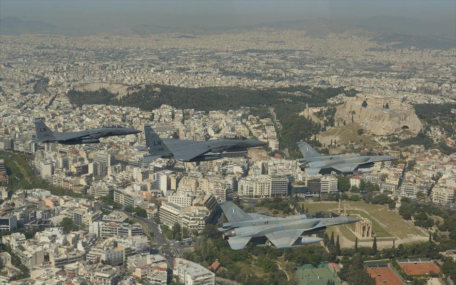 Αεροσκάφη πάνω από την Αθήνα. 