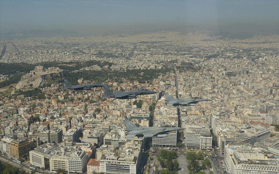Αεροσκάφη πάνω από την Αθήνα. 