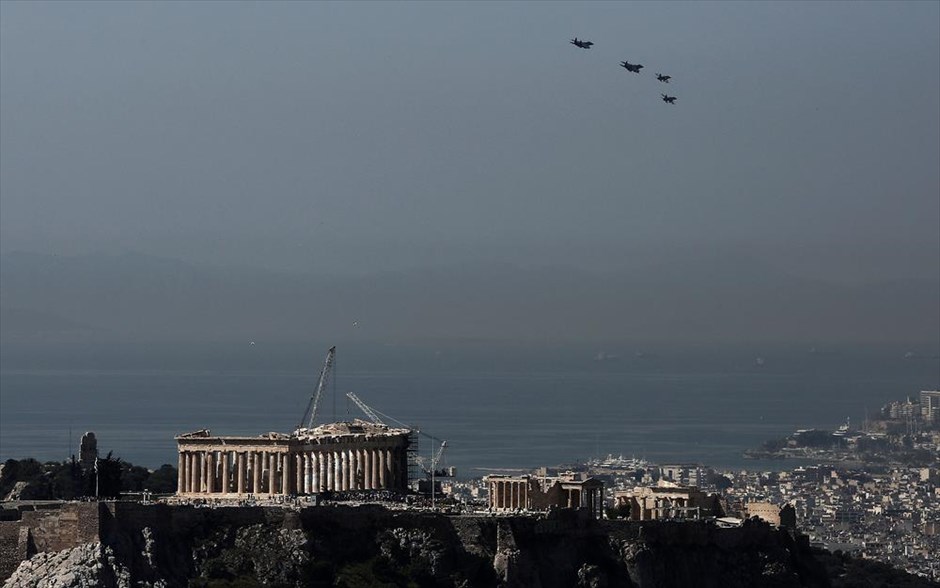 Αεροσκάφη πάνω από την Αθήνα. 
