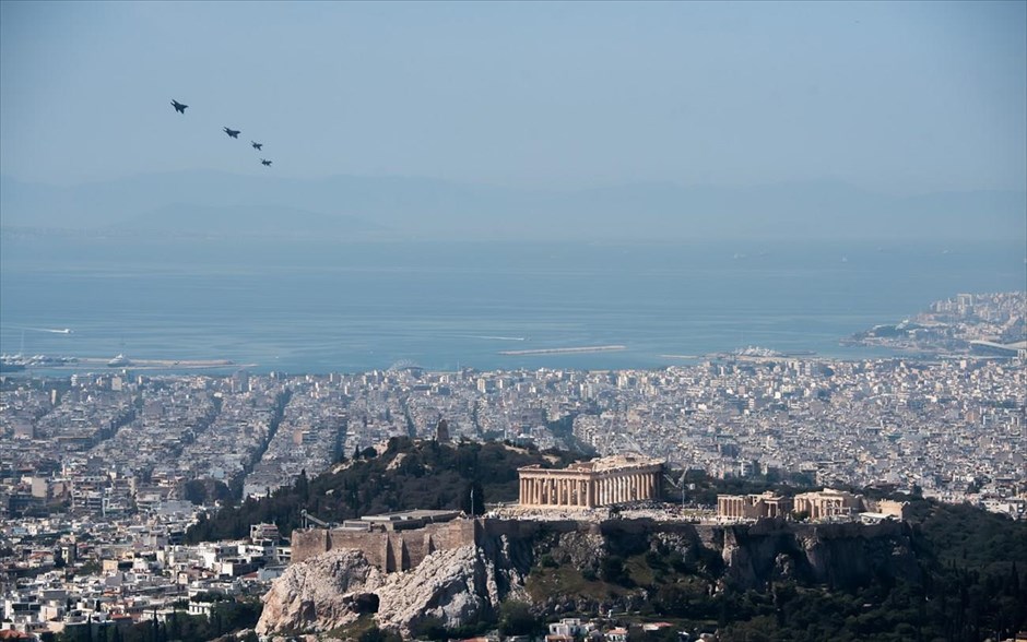 Αεροσκάφη πάνω από την Αθήνα. 