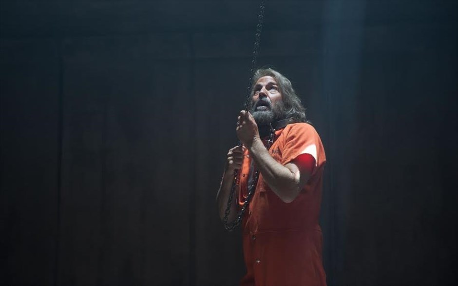 «Criminal». Στο θρίλερ,«Criminal», ένας επικίνδυνος εγκληματίας κρατά στα χέρια του την τύχη της Γης. Όταν ένας πράκτορας της CIA σκοτώνεται μετά την ανακάλυψη εξαιρετικά σημαντικών στοιχείων, ένας εκκεντρικός νευροχειρουργός επιστρατεύεται για μια ανατρεπτική ιατρική επέμβαση άνευ προηγουμένου.