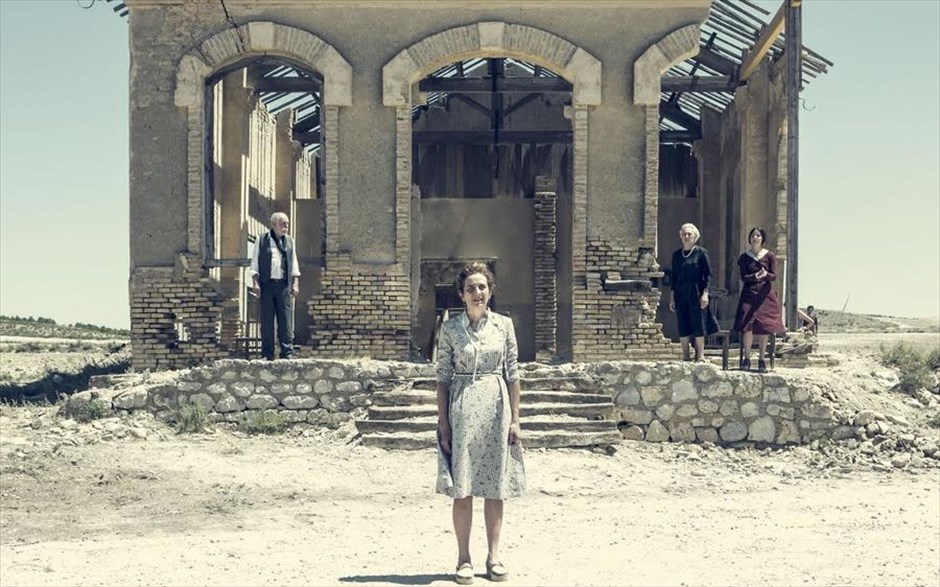 «Ματωμένος γάμος». Στη ταινία «Ματωμένος γάμος» μία γυναίκα ετοιμάζεται για τον γάμο της με τον παιδικό της φίλο. Όμως, υπάρχει κι ένας άλλος άνδρας, που γεννά ένα πάθος ισχυρότερο από οτιδήποτε άλλο.