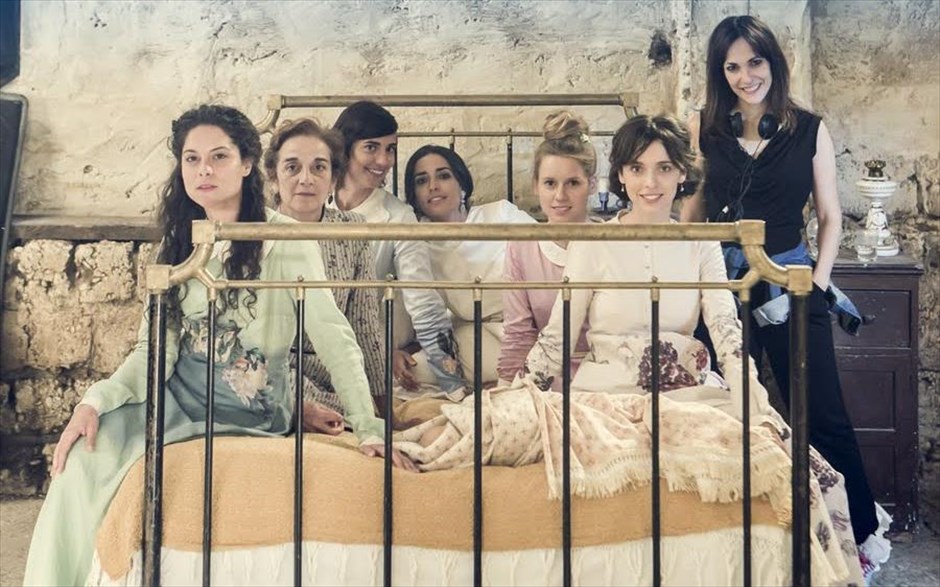 «Ματωμένος γάμος». Στη ταινία «Ματωμένος γάμος» μία γυναίκα ετοιμάζεται για τον γάμο της με τον παιδικό της φίλο. Όμως, υπάρχει κι ένας άλλος άνδρας, που γεννά ένα πάθος ισχυρότερο από οτιδήποτε άλλο.