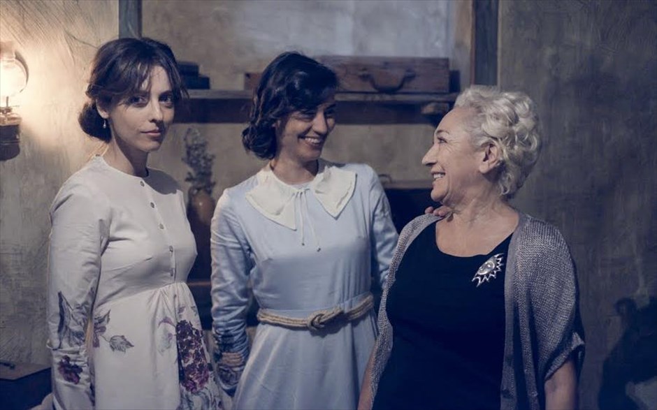 «Ματωμένος γάμος». Στη ταινία «Ματωμένος γάμος» μία γυναίκα ετοιμάζεται για τον γάμο της με τον παιδικό της φίλο. Όμως, υπάρχει κι ένας άλλος άνδρας, που γεννά ένα πάθος ισχυρότερο από οτιδήποτε άλλο.