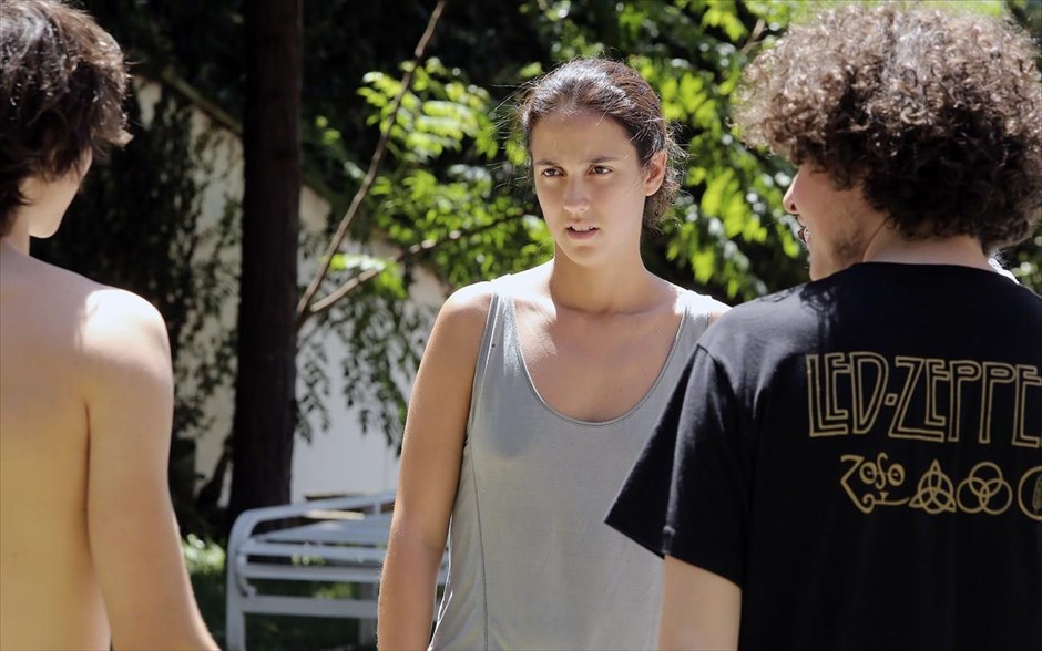 «Η δεύτερη μάνα». Η ταινία,«Η δεύτερη μάνα», αφηγείται την ιστορία μιας γυναίκας, η οποία αφήνει - για οικονομικούς λόγους - το κοριτσάκι της και πηγαίνει σε μια άλλη πόλη, για να εργαστεί ως νταντά του παιδιού μιας οικογένειας. Όταν, 13 χρόνια μετά, την επισκέπτεται η κόρη της, οι ισορροπίες ταράζονται και την οδηγούν σε αναθεώρηση της ζωής της.&nbsp;
