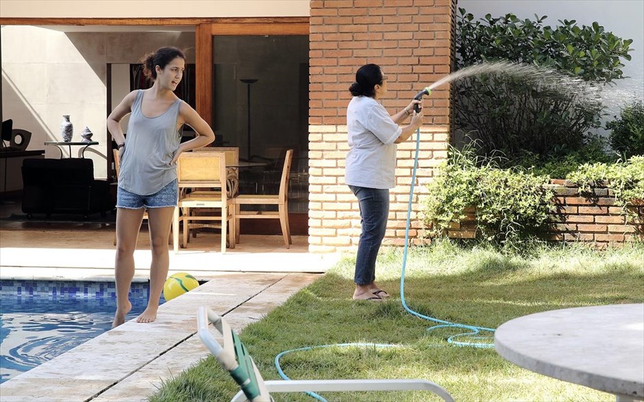 «Η δεύτερη μάνα». Η ταινία,«Η δεύτερη μάνα», αφηγείται την ιστορία μιας γυναίκας, η οποία αφήνει - για οικονομικούς λόγους - το κοριτσάκι της και πηγαίνει σε μια άλλη πόλη, για να εργαστεί ως νταντά του παιδιού μιας οικογένειας. Όταν, 13 χρόνια μετά, την επισκέπτεται η κόρη της, οι ισορροπίες ταράζονται και την οδηγούν σε αναθεώρηση της ζωής της.&nbsp;