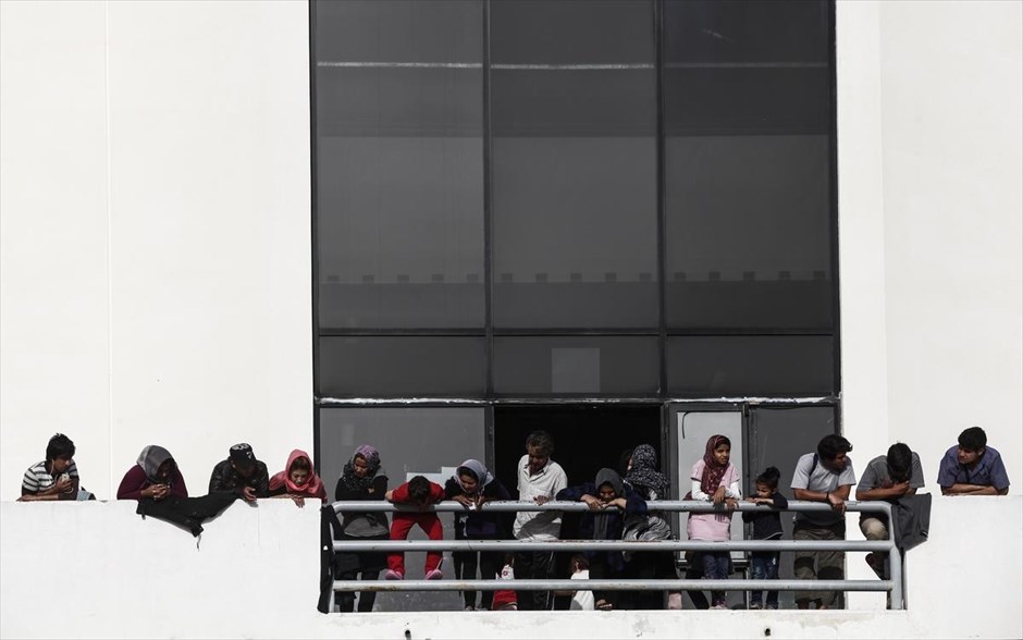Πρόσφυγες και μετανάστες στο Ελληνικό. Στιγμιότυπο από το παλαιό αεροδρόμιο του Ελληνικού, όπου στεγάζονται περίπου 6.000 πρόσφυγες και μετανάστες. Οι πρόσφυγες ανάμεσα τους πολλές οικογένειες έχουν στήσει σκηνές στον περίβολο του αεροδρομίου αλλα και μέσα στις αίθουσες που εχει διαθέσει ο Δήμος. Για την εξυπηρέτησή τους λειτουργούν 30 - 40 τουαλέτες, ενώ οι άνθρωποι που φιλοξενούνται στον συγκεκριμένο χώρο πλένουν και απλώνουν τα ρούχα τους στις περιφράξεις.