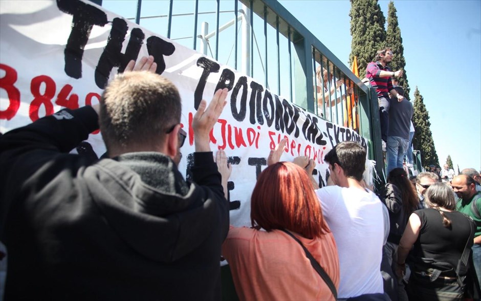 Συγκέντρωση διαμαρτυρίας εκπαιδευτικών έξω από το υπ. Παιδείας . Ηλεκτρισμένη είναι η ατμόσφαιρα έξω από το υπουργείο Παιδείας, όπου εκπαιδευτικοί πραγματοποιούν συγκέντρωση διαμαρτυρίας. Κάποιοι από τους συγκεντρωμένους σκαρφάλωσαν στην πύλη και κατάφεραν να περάσουν στον προαύλιο χώρο του υπουργείου με αποτέλεσμα να παραταχθούν στην πύλη αστυνομικές δυνάμεις. Οι διαμαρτυρόμενοι φωνάζουν συνθήματα κατά του υπουργείου, χτυπούν την πύλη και ζητούν να αποχωρήσουν από το σημείο οι δυνάμεις των ΜΑΤ.