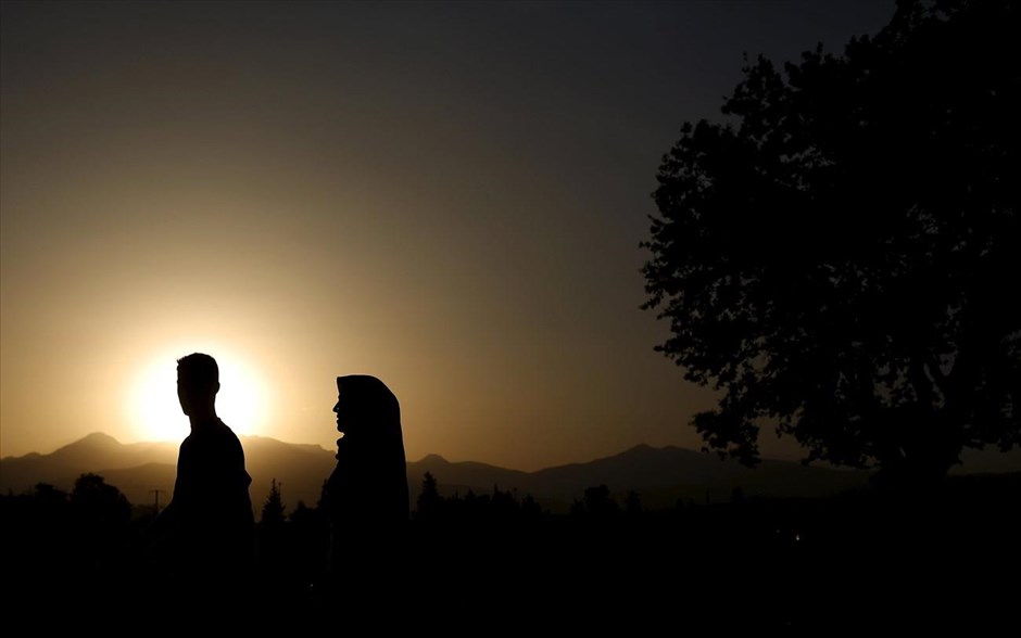 Καθημερινότητα στην Ειδομένη. Ένα ζευγάρι προσφύγων περπατά στον καταυλισμό της Ειδομένης. Συνολικά&nbsp;53.824 πρόσφυγες και μετανάστες&nbsp;καταμετρήθηκαν στην ελληνική επικράτεια στις 8 το πρωί από το Συντονιστικό Όργανο Διαχείρισης της Προσφυγικής Κρίσης.