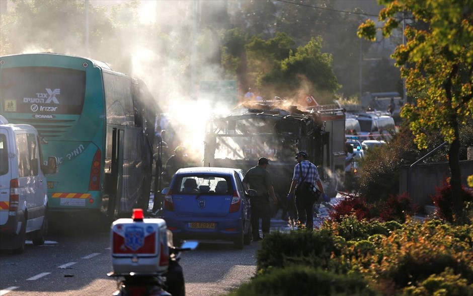 Έκρηξη λεωφορείου στην Ιερουσαλήμ. Διασώστες φτάνουν στο σημείο όπου έγινε έκρηξη σε λεωφορείο στην Ιερουσαλήμ. Τουλάχιστον 10 άτομα τραυματίστηκαν.
