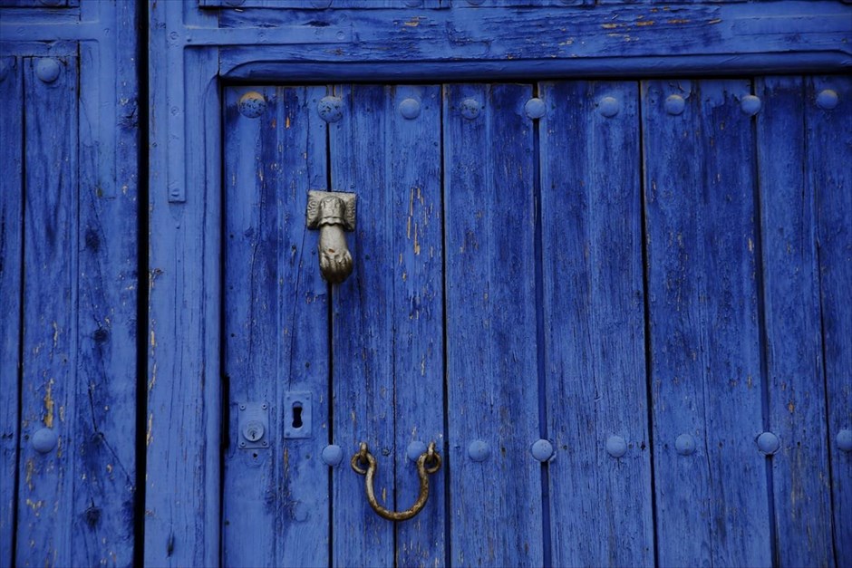 Αναζητώντας τον Δον Κιχώτη . Πόρτα στα παραδοσιακά χρώματα της Λα Μάντσα, στο χωριό της Δουλτσινέας, Ελ Τομπόσο.