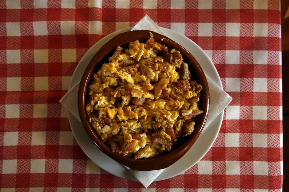 Αναζητώντας τον Δον Κιχώτη . Το φαγητό «Duelos y quebrantos», το οποίο ήταν το αγαπημένο σαββατιάκο γεύμα του Δον Κιχώτη. Το πιάτο περιέχει αυγά, λουκάνικο, ζαμπόν, μπέικον και ορισμένες φορές μυαλά αρνιού.