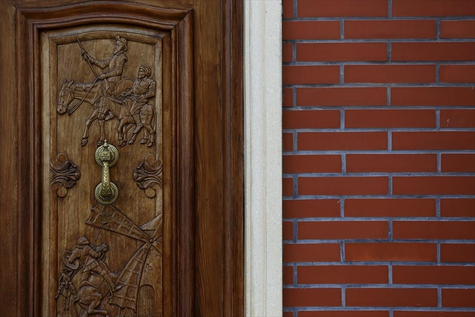 Αναζητώντας τον Δον Κιχώτη . Ξύλινη πόρτα με σκαλίσματα εμπνευσμένα από τον Δον Κιχώτη, σε είσοδο κατοικίας στο Αλκαθάρ ντε Σαν Χουάν.