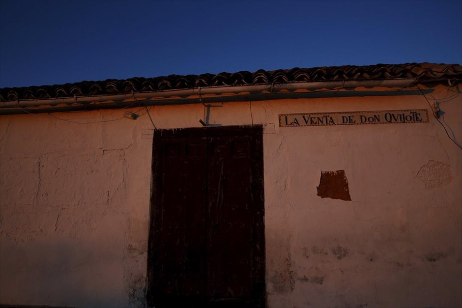 Αναζητώντας τον Δον Κιχώτη . Το πρώτο φως του ήλιου πέφτει πάνω σε ένα παλιό πανδοχείο, που έχει πάρει το όνομά του από το διασημότερο έργο του Θερβάντες, στο χωριό Ελ Τομπόσο.