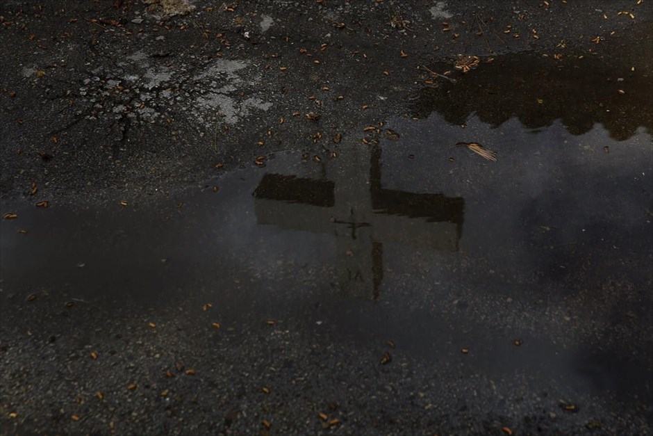 Αναζητώντας τον Δον Κιχώτη . Ένας σταυρός αντικατοπτρίζεται σε νερά, σε δρόμο του Αλκαθάρ ντε Σαν Χουάν, στην Ισπανία.