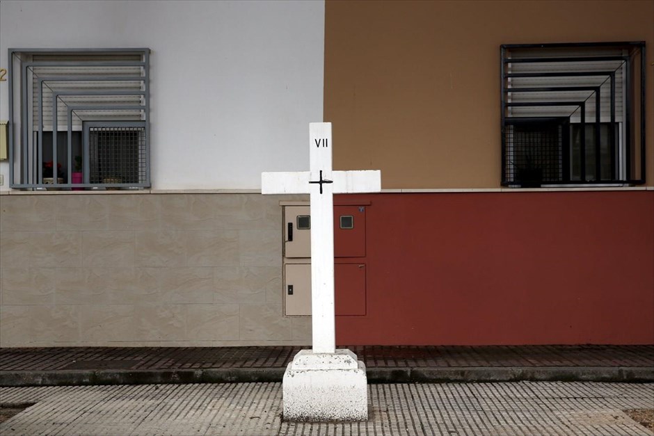 Αναζητώντας τον Δον Κιχώτη . Λευκός σταυρός που αποτελεί σταθμό της «Οδού των Μαρτυρίων», τελετής των καθολικών που είναι αφιερωμένη στα Πάθη του Χριστού, στο Αλκαθάρ ντε Σαν Χουάν.