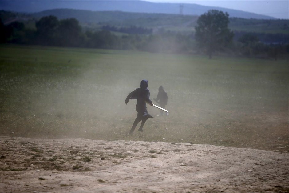 Μικροένταση στην Ειδομένη. Μια γυναίκα τρέχει κρατώντας ένα ραβδί, κατά τη διάρκεια μικροσυμπλοκής που ξέσπασε σε ουρά διανομής τροφίμων, στον καταυλισμό μεταναστών και προσφύγων της Ειδομένης.